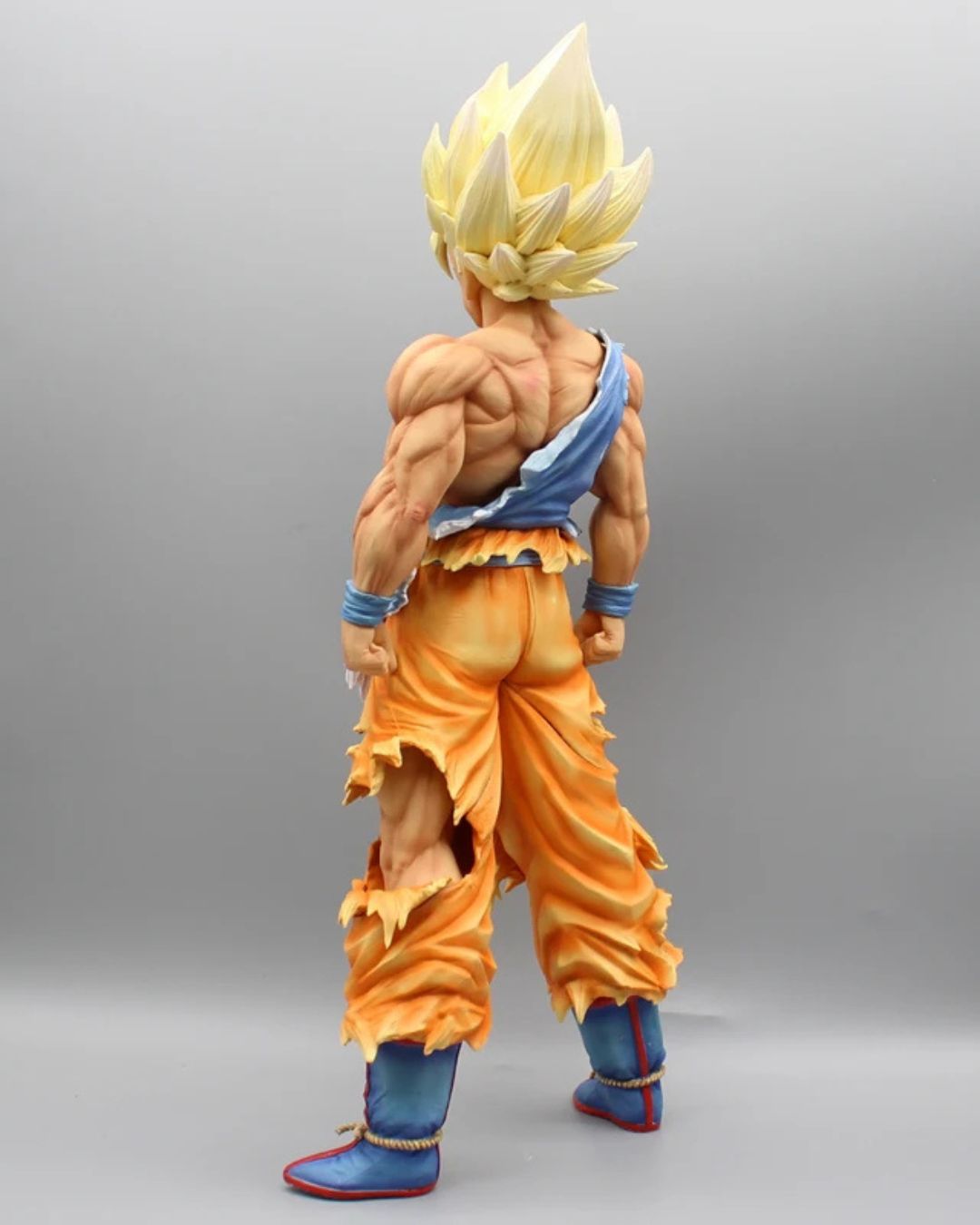 Action Figure GOku Super Sayajin de costas