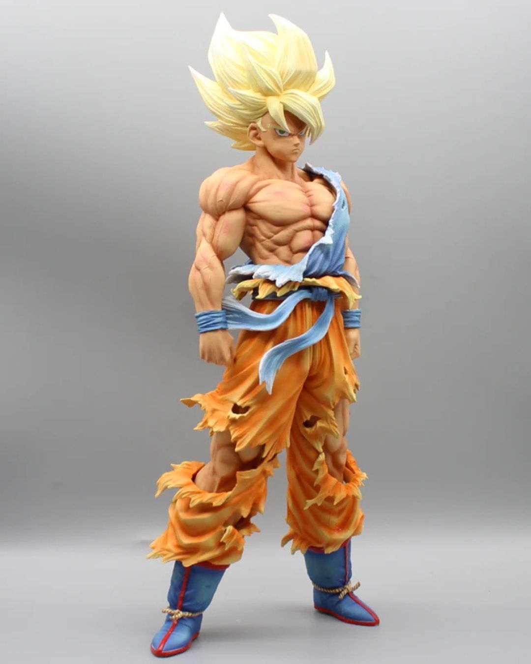 Action Figure Goku SUper Sayajin de perfil